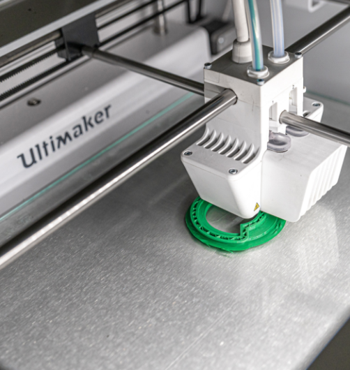 Ein 3D-Drucker in Aktion in Großaufnahme