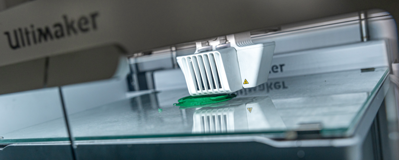 Ein 3D-Drucker in Aktion bei der Modellherstellung