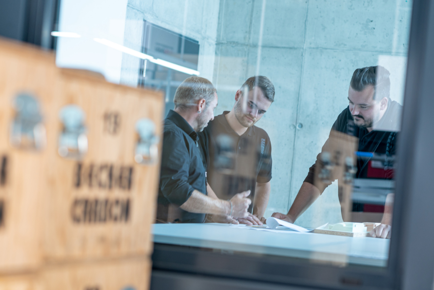 Mitarbeiter der Konstruktionsabteilung im Gespräch mit Philipp Grünhagen