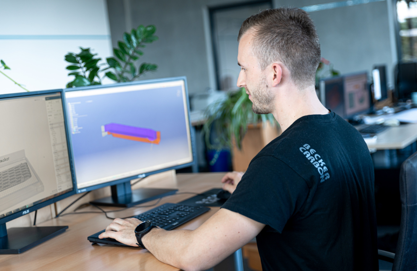 Ein Becker Carbon Mitarbeiter bei der Hightech Datenaubereitung eines Bauteiles