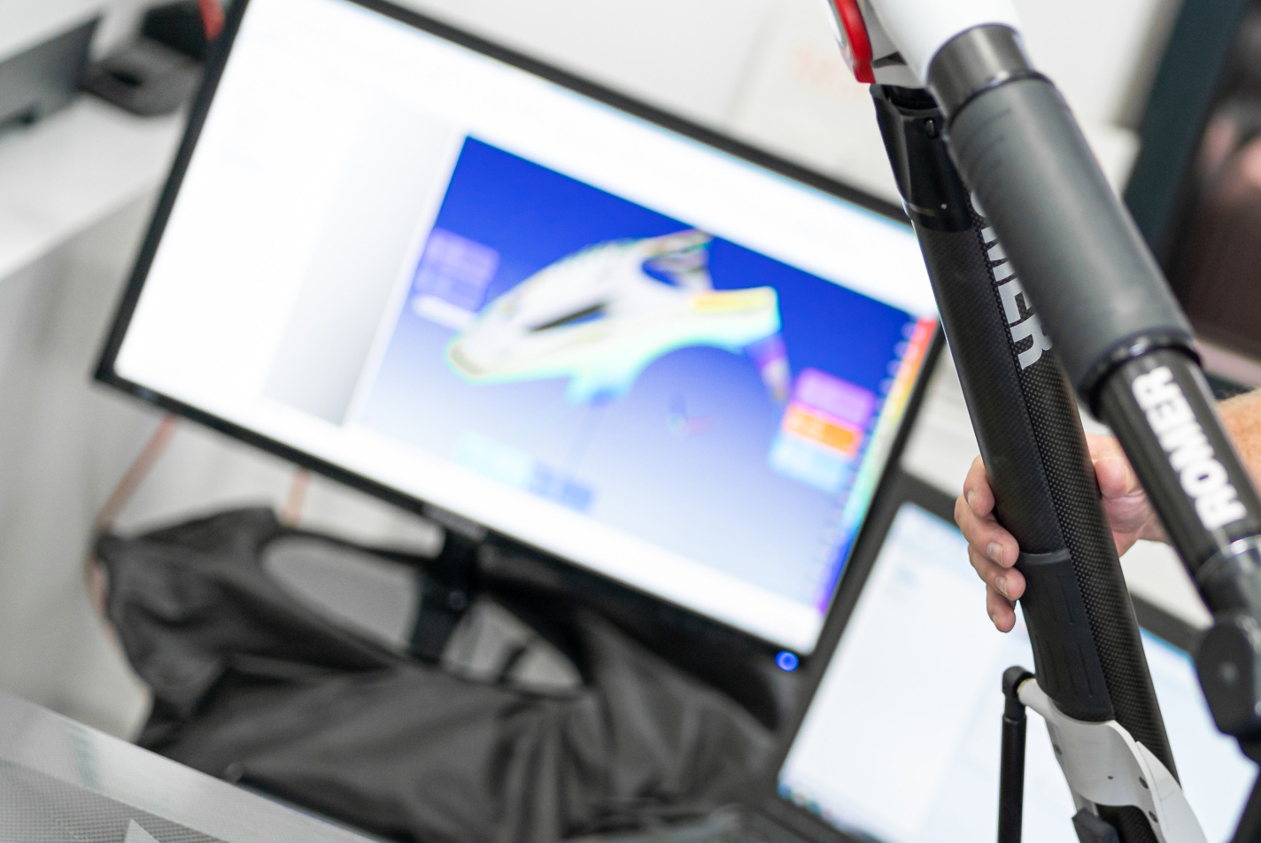 Vermessung eines Bauteiles durch einen Becker Carbon Mitarbeiter