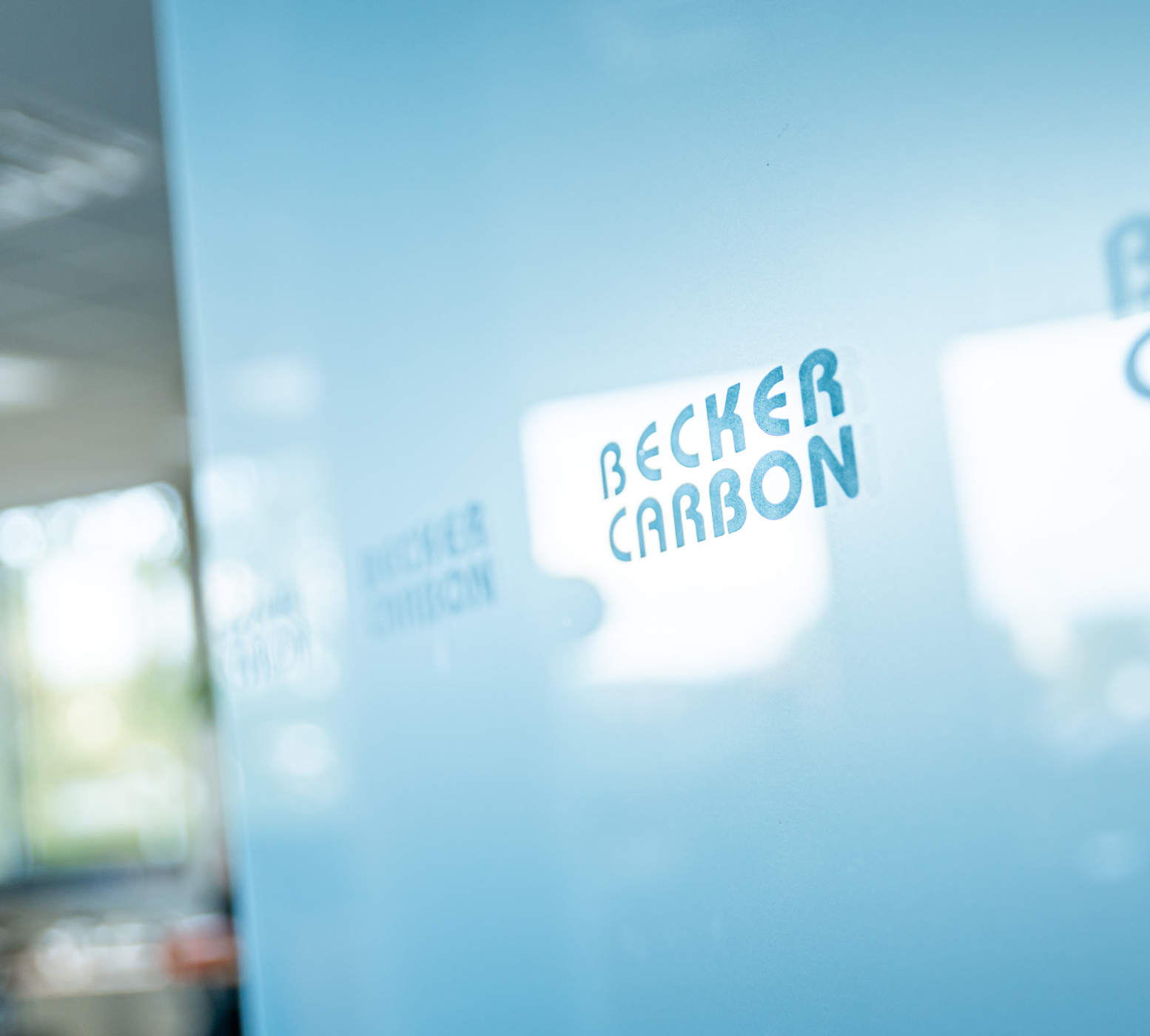 Nahaufnahme der Glaswand eines Besprechungszimmers bei Becker Carbon