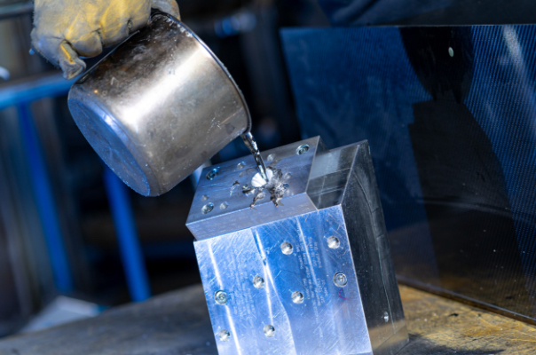 Ein Becker Carbon Mitarbeiter beim Metallguss